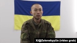 Un soldado chino capturado por Ucrania, en un video posteado en la cuenta de X del presidente de ese país Volodymyr Zelenskyy. (@ZelenskyyUa)